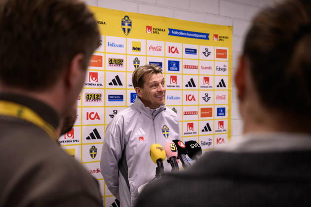 251201 Head coach Tony Gustavsson of the Swedish women s national football team in the mixed zone after a training session on December 1, 2025 in Stockholm. Photo: Jesper Zerman BILDBYRAN kod JZ JZ0652 fotboll football soccer fotball nations league uefa womens nations league träning practice training sverige sweden dam bbeng Copyright: JESPERxZERMAN BB251201JZ056