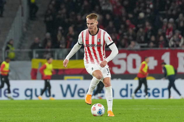 Philipp Lienhart (SC Freiburg, 03) am Ball , Deutschland, Fussball, 1. Bundesliga, 12.Spieltag, 2025 2026, SC Freiburg vs. 1. FSV Mainz 05, 30.11.2025, Europa-Park Stadion, Freiburg, Deutschland DFL REGULATIONS PROHIBIT ANY USE OF PHOTOGRAPHS AS IMAGE SEQUENCES AND OR QUASI-VIDEO. Freiburg Europa-Park Stadion Baden-Württemberg Deutschland Copyright: xArnexAmbergx