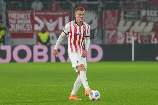 Philipp Lienhart (SC Freiburg, 03) am Ball , Deutschland, Fussball, 1. Bundesliga, 12.Spieltag, 2025 2026, SC Freiburg vs. 1. FSV Mainz 05, 30.11.2025, Europa-Park Stadion, Freiburg, Deutschland DFL REGULATIONS PROHIBIT ANY USE OF PHOTOGRAPHS AS IMAGE SEQUENCES AND OR QUASI-VIDEO. Freiburg Europa-Park Stadion Baden-Württemberg Deutschland Copyright: xArnexAmbergx