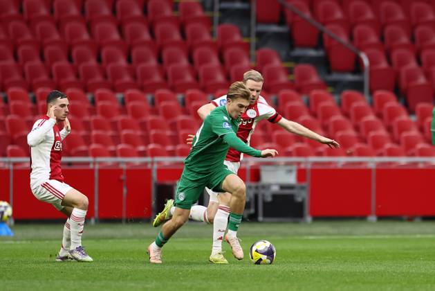AMSTERDAM , 02-12-2025 , JohanCruyff Arena , season 2025 2026 , Dutch Eredivisie Football , match between Ajax and FC Groningen (replay) , Picture shows , FC Groningen player Thom van Bergen, Ajax player Davy Klaassen Ajax - Groningen (replay) x32313246x Copyright: