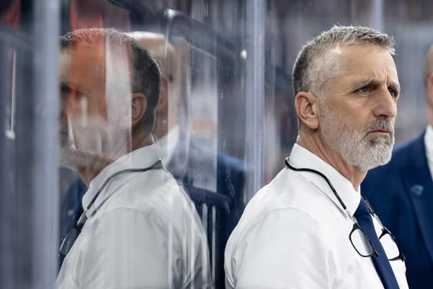 Mark French (Chef-Trainer, ERC Ingolstadt) mit Spiegelbild im Plexiglas GER, EHC Red Bull Muenchen vs. ERC Ingolstadt, Eishockey, DEL, 25. Spieltag, Saison 2025 2026, 05.12.2025. GER, EHC Red Bull Muenchen vs. ERC Ingolstadt, Eishockey, DEL, 25. Spieltag, Saison 2025 2026, 05.12.2025. Muenchen Copyright: xEibner-Pressefoto HeikexFeinerx EP_HFR