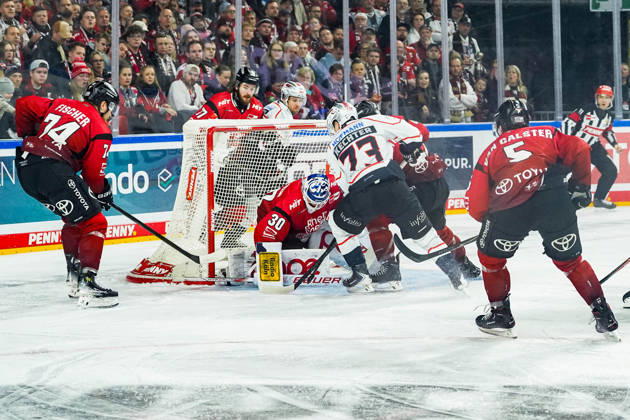 Eishockey Penny-DEL 25. Spieltag Kölner Haie - Nürnberg Ice Tigers am 05.12.2025 in der Lanxess Arena in Köln Roman Kechter ( Nürnberg ), mitte - versucht die Scheibe an Janne Juvonen ( Köln ) vorbeizubringen Gemäß den Vorgaben der DEL Deutsche Eishockey Liga ist die Publikation und Weiterverwertung der Aufnahmen in elektronischen Medien und Endgeräten aller Art während des laufenden Spiels nicht zulässig.