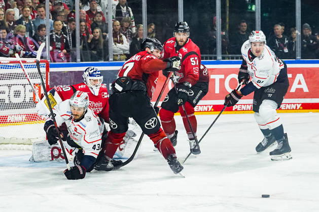 Eishockey Penny-DEL 25. Spieltag Kölner Haie - Nürnberg Ice Tigers am 05.12.2025 in der Lanxess Arena in Köln v.l.n.r. , Owen Headrick ( Nürnberg ), Janne Juvonen ( Köln ), Veli-Matti Vittasmäki ( Köln ), Brady Austin ( Köln ), Brett Murray ( Nürnberg ) Gemäß den Vorgaben der DEL Deutsche Eishockey Liga ist die Publikation und Weiterverwertung der Aufnahmen in elektronischen Medien und Endgeräten aller Art während des laufenden Spiels nicht zulässig.