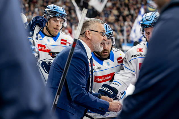 Mark French (Chef-Trainer, ERC Ingolstadt) waehrend eines Powerbreaks GER, EHC Red Bull Muenchen vs. ERC Ingolstadt, Eishockey, DEL, 25. Spieltag, Saison 2025 2026, 05.12.2025. GER, EHC Red Bull Muenchen vs. ERC Ingolstadt, Eishockey, DEL, 25. Spieltag, Saison 2025 2026, 05.12.2025. Muenchen Copyright: xEibner-Pressefoto HeikexFeinerx EP_HFR
