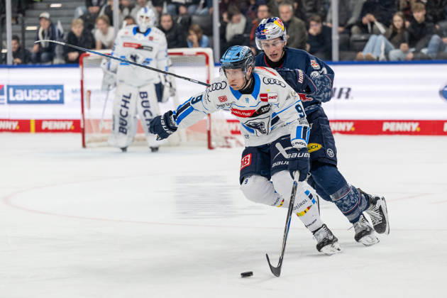 Kampf um den Puck Zweikampf zwischen Myles Powell (ERC Ingolstadt, 9) und Veit Oswald (EHC Red Bull Muenchen, 27) GER, EHC Red Bull Muenchen vs. ERC Ingolstadt, Eishockey, DEL, 25. Spieltag, Saison 2025 2026, 05.12.2025. GER, EHC Red Bull Muenchen vs. ERC Ingolstadt, Eishockey, DEL, 25. Spieltag, Saison 2025 2026, 05.12.2025. Muenchen Copyright: xEibner-Pressefoto HeikexFeinerx EP_HFR