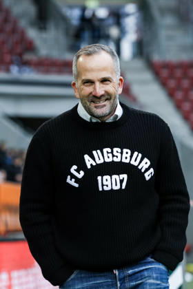 Manuel Baum (FC Augsburg, Cheftrainer) GER, FC Augsburg vs. Bayer 04 Leverkusen, 1.Bundesliga Fussball, 13. Spieltag, Saison 2025 2026, 06.12.2025 DFB DFL REGULATIONS PROHIBIT ANY USE OF PHOTOGRAPHS AS IMAGE SEQUENCES AND OR QUASI-VIDEO GER, FC Augsburg vs. Bayer 04 Leverkusen, 1.Bundesliga Fussball, 13. Spieltag, Saison 2025 2026, 06.12.2025 Augsburg Copyright: xEibner-Pressefoto RogerxBuerkex EP_RBE