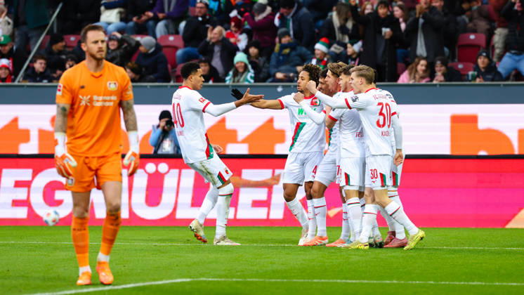 Team (FC Augsburg) Tor zum 1 : 0 beim Spiel zwischen FC Augsburg v Bayer 04 Leverkusen, Fußball, Herren, Bundesliga, 2025 2026, 13.Spieltag am 06.12.2025 in Augsburg, WWK-Arena. DFL and DFB regulations prohibit any use of photographs as image sequences and or quasi-video. Bayern Deutschland