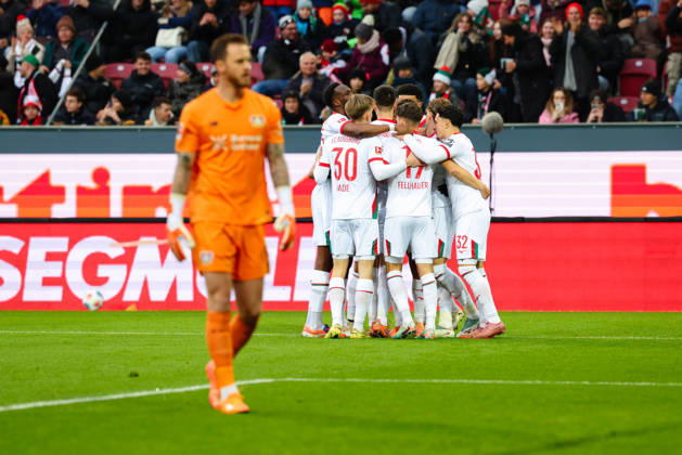 Team (FC Augsburg) Tor zum 1 : 0 beim Spiel zwischen FC Augsburg v Bayer 04 Leverkusen, Fußball, Herren, Bundesliga, 2025 2026, 13.Spieltag am 06.12.2025 in Augsburg, WWK-Arena. DFL and DFB regulations prohibit any use of photographs as image sequences and or quasi-video. Bayern Deutschland