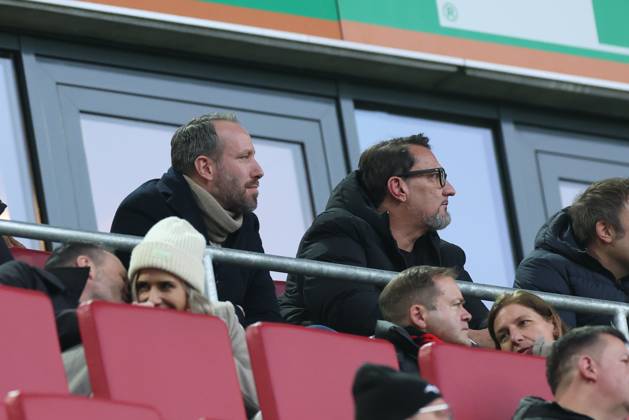 Geschaeftsfuehrer Finanzen Michael Stroell (FC Augsburg) und Praesident Markus Krapf (FC Augsburg) schauen aufs Banner von den Ultras, FC Augsburg vs. Bayer 04 Leverkusen, Fussball, 1. Bundesliga, 13. Spieltag, 06.12.2025 DFB regulations prohibit any use of photographs as image sequences and or quasi-video Augsburg Bayern Deutschland