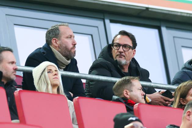 Geschaeftsfuehrer Finanzen Michael Stroell (FC Augsburg) und Praesident Markus Krapf (FC Augsburg) schauen aufs Banner von den Ultras, FC Augsburg vs. Bayer 04 Leverkusen, Fussball, 1. Bundesliga, 13. Spieltag, 06.12.2025 DFB regulations prohibit any use of photographs as image sequences and or quasi-video Augsburg Bayern Deutschland