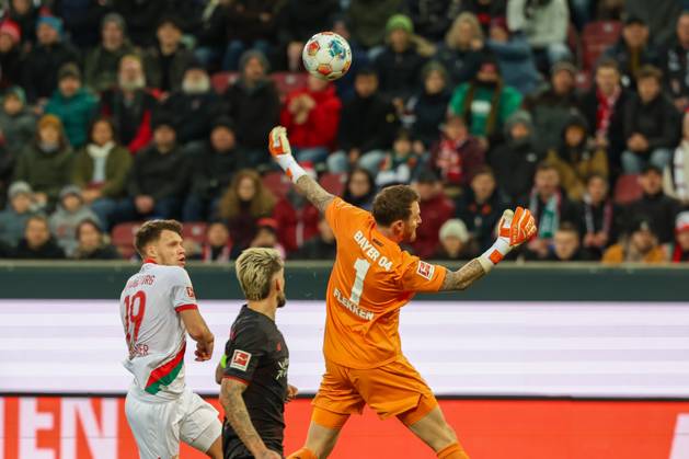 im Zweikampf, Aktion, mit Robin Fellhauer 19 (FC Augsburg), Robert Andrich 8 (Bayer 04 Leverkusen), Mark Flekken 1 (Bayer 04 Leverkusen), FC Augsburg vs. Bayer 04 Leverkusen, Fussball, 1. Bundesliga, 13. Spieltag, 06.12.2025 DFB regulations prohibit any use of photographs as image sequences and or quasi-video Augsburg Bayern Deutschland