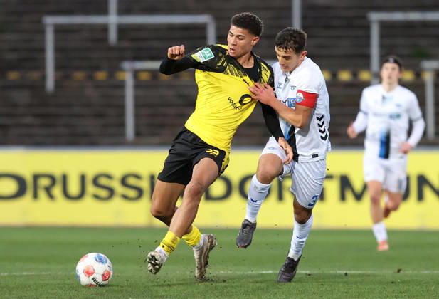 Samstag 06.12.2025, Saison 2025 26, Regionalliga West, 18. Spieltag im Stadion Rote Erde Dortmund, BVB Borussia Dortmund II - SC Paderborn U23, Jordi Leander Paulina (BVB II) gegen Kerem Yalcin (SCP), v.l.