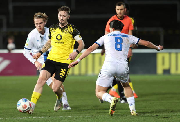 Samstag 06.12.2025, Saison 2025 26, Regionalliga West, 18. Spieltag im Stadion Rote Erde Dortmund, BVB Borussia Dortmund II - SC Paderborn U23, Tony Reitz (BVB II) gegen Julius Bugenhagen (SCP), v.l.