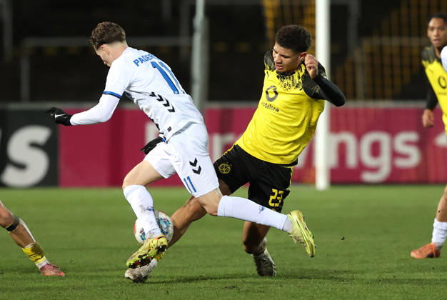 Samstag 06.12.2025, Saison 2025 26, Regionalliga West, 18. Spieltag im Stadion Rote Erde Dortmund, BVB Borussia Dortmund II - SC Paderborn U23, Georg Ermolaev (SCP) gegen Jordi Leander Paulina (BVB II), v.l.
