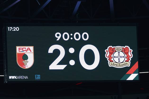 Endstand auf der Anzeigetafel 2:0, FC Augsburg vs. Bayer 04 Leverkusen, Fussball, 1. Bundesliga, 13. Spieltag, 06.12.2025 DFB regulations prohibit any use of photographs as image sequences and or quasi-video Augsburg Bayern Deutschland