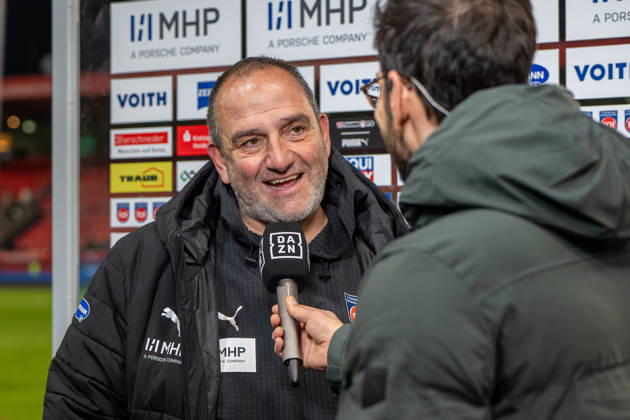 Frank Schmidt (FC Heidenheim, Chef-Trainer), Freude nach dem Sieg, Interview, GER, 1. FC Heidenheim 1846 vs. SC Freiburg, Fussball, 1. Bundesliga, 13. Spieltag, Spielzeit 2025 2026, 06.12.2025, DFL REGULATIONS PROHIBIT ANY USE OF PHOTOGRAPHS AS IMAGE SEQUENCES AND OR QUASI-VIDEO, GER, 1. FC Heidenheim 1846 vs. SC Freiburg, Fussball, 1. Bundesliga, 13. Spieltag, Spielzeit 2025 2026, 06.12.2025, Heidenheim Copyright: xEibner-Pressefoto EdwardxCheungx EP_ECG