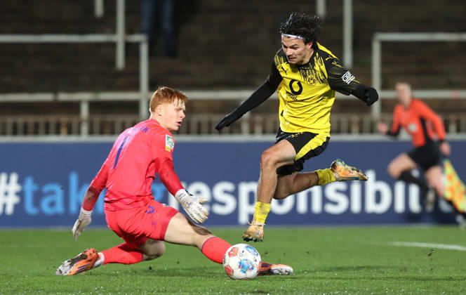 Samstag 06.12.2025, Saison 2025 26, Regionalliga West, 18. Spieltag im Stadion Rote Erde Dortmund, BVB Borussia Dortmund II - SC Paderborn U23, Szene zum 1:0: Florian Pruhs (Torwart, SCP) gegen Babis Charalampos Drakas (BVB II), v.l.