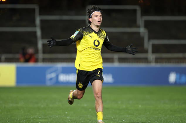 Samstag 06.12.2025, Saison 2025 26, Regionalliga West, 18. Spieltag im Stadion Rote Erde Dortmund, BVB Borussia Dortmund II - SC Paderborn U23, Dortmunder Torjubel zum 1:0: Babis Charalampos Drakas (BVB II)