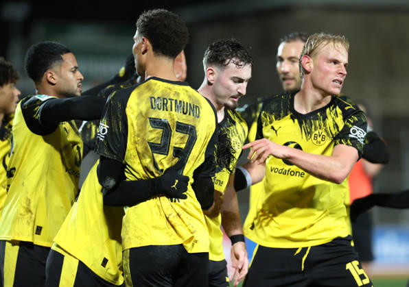Samstag 06.12.2025, Saison 2025 26, Regionalliga West, 18. Spieltag im Stadion Rote Erde Dortmund, BVB Borussia Dortmund II - SC Paderborn U23, Dortmunder Torjubel zum 1:0: Almugera Raouf Mohammed Kabar (BVB II), Babis Charalampos Drakas (BVB II), Jordi Leander Paulina (BVB II), Tony Reitz (BVB II), Michael Eberwein (BVB II) und Ben Vincent Hüning (BVB II), v.l.