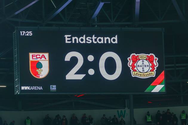 Endstand auf der Anzeigetafel 2:0, FC Augsburg vs. Bayer 04 Leverkusen, Fussball, 1. Bundesliga, 13. Spieltag, 06.12.2025 DFB regulations prohibit any use of photographs as image sequences and or quasi-video Augsburg Bayern Deutschland