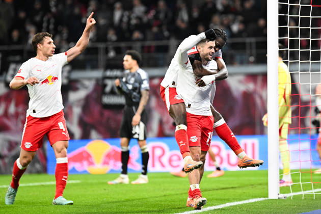 Fußball I Herren I Saison 2025-2026 I Bundesliga I 13. Spieltag I RB Leipzig - Eintracht Frankfurt I 06.12.2025 Torjubel Willi Orban (4, RB Leipzig) mit dem Fingerzeit nach oben, Christoph Baumgartner (14, RB Leipzig) nimmt Junior Castello Lukeba (23, RB Leipzig) Huckepack Leipzig Red Bull Arena Sachsen Deutschland Copyright: xLobeca InesxHähnelx