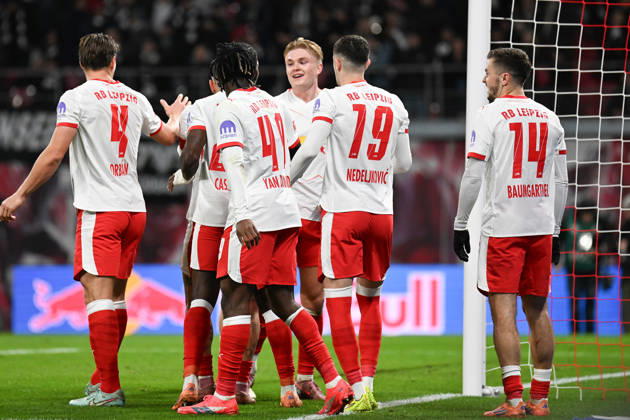 Fußball I Herren I Saison 2025-2026 I Bundesliga I 13. Spieltag I RB Leipzig - Eintracht Frankfurt I 06.12.2025 Torjubel Willi Orban (4, RB Leipzig), Yan Diomande (49, RB Leipzig), Conrad Harder Weibel Schandorff (11, RB Leipzig), Kosta Nedeljkovic (19, RB Leipzig) und Christoph Baumgartner (14, RB Leipzig) Leipzig Red Bull Arena Sachsen Deutschland Copyright: xLobeca InesxHähnelx