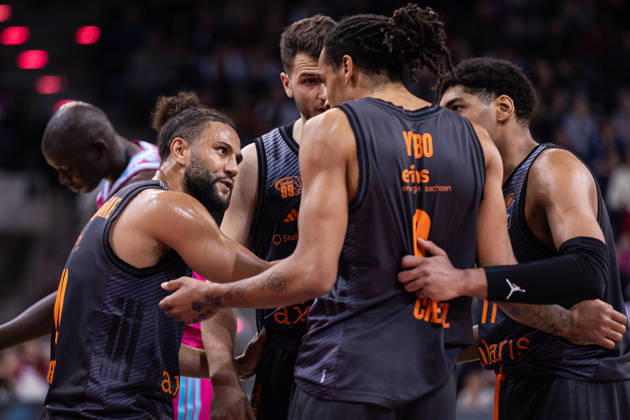 easyCredit Basketball Bundesliga, Telekom Baskets Bonn vs. Niners.Chemnitz, 06.12.2025 Kaza Kajami-Keane (NINERS CHEMNITZ 10) stimmt sein Team nochmal ein -- easyCredit Basketball Bundesliga, Telekom Baskets Bonn vs. Niners.Chemnitz, 06.12.2025, Telekom Dome Bonn Copyright: xBEAUTIFULxSPORTS Derixx