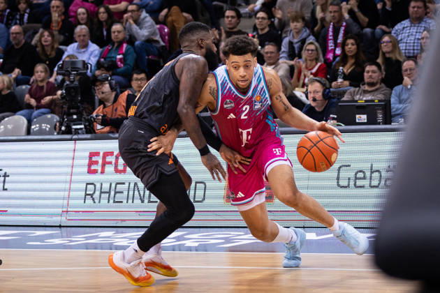 easyCredit Basketball Bundesliga, Telekom Baskets Bonn vs. Niners.Chemnitz, 06.12.2025 Alijah Comithier (Telekom Baskets Bonn 2) und Corey Davis (NINERS CHEMNITZ 5) -- easyCredit Basketball Bundesliga, Telekom Baskets Bonn vs. Niners.Chemnitz, 06.12.2025, Telekom Dome Bonn Copyright: xBEAUTIFULxSPORTS Derixx