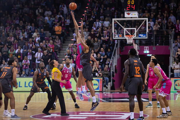 easyCredit Basketball Bundesliga, Telekom Baskets Bonn vs. Niners.Chemnitz, 06.12.2025 Hochball zum Spiel -- easyCredit Basketball Bundesliga, Telekom Baskets Bonn vs. Niners.Chemnitz, 06.12.2025, Telekom Dome Bonn Copyright: xBEAUTIFULxSPORTS Derixx
