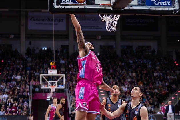 easyCredit Basketball Bundesliga, Telekom Baskets Bonn vs. Niners.Chemnitz, 06.12.2025 Michael Kessens (Telekom Baskets Bonn 6) beim Dunk -- easyCredit Basketball Bundesliga, Telekom Baskets Bonn vs. Niners.Chemnitz, 06.12.2025, Telekom Dome Bonn Copyright: xBEAUTIFULxSPORTS Derixx