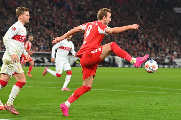 Harry KANE (Bayern Muenchen), Aktion,Zweikampf gegen Maximilian MITTELSTAEDT (VFB Stuttgart). Fussball 1. Bundesliga Saison 2025 2026, 13.Spieltag, Spieltag13 VfB Stuttgart - FC Bayern Muenchen 0-5 am 06.12.2025 MHP ARENA.