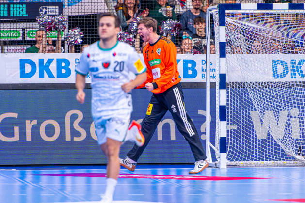 Simon Gade (TSV Hannover-Burgdorf, Nr. 16) (v.l.), TSV Hannover-Burgdorf (grün) gegen Füchse Berlin (weiß) am 15. Spieltag der Saison 2025 2026 in der DAIKIN Handball-Bundesliga (07.12.2025, ZAG Arena (Hannover, GER), Copyright: xJanxGuentherx xTSVxHannover-Burgdorfx
