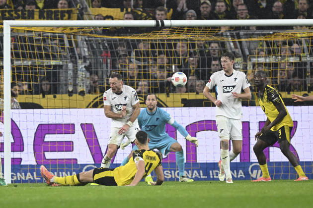 Nico Schlotterbeck (Dortmund 4) erzielt das Tor zum 2:0 07.12.2025 Fussball Borussia Dortmund vs TSG Hoffenheim, Signal Iduna Park, Dortmund, DFB DFL REGULATIONS PROHIBIT ANY USE OF PHOTOGRAPHS AS IMAGE SEQUENCES AND OR QUASI-VIDEO
