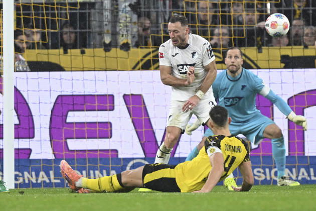 Nico Schlotterbeck (Dortmund 4) erzielt das Tor zum 2:0 07.12.2025 Fussball Borussia Dortmund vs TSG Hoffenheim, Signal Iduna Park, Dortmund, DFB DFL REGULATIONS PROHIBIT ANY USE OF PHOTOGRAPHS AS IMAGE SEQUENCES AND OR QUASI-VIDEO