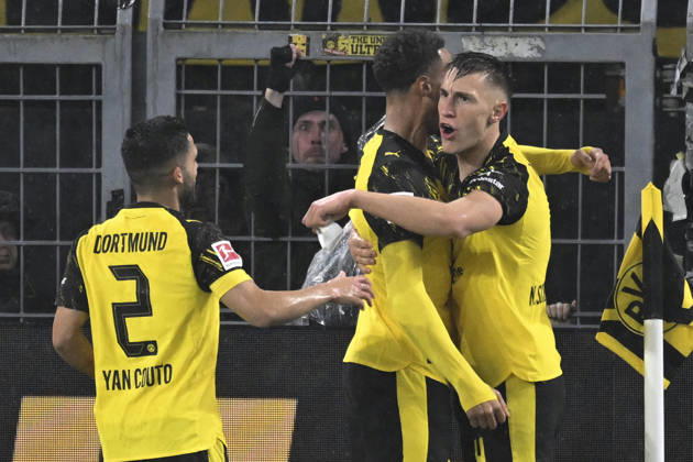 Nico Schlotterbeck (Dortmund 4) jubelt nach dem Tor zum 2:0 mit Felix Nmecha (Dortmund 8) Yan Couto (Dortmund 2) 07.12.2025 Fussball Borussia Dortmund vs TSG Hoffenheim, Signal Iduna Park, Dortmund, DFB DFL REGULATIONS PROHIBIT ANY USE OF PHOTOGRAPHS AS IMAGE SEQUENCES AND OR QUASI-VIDEO