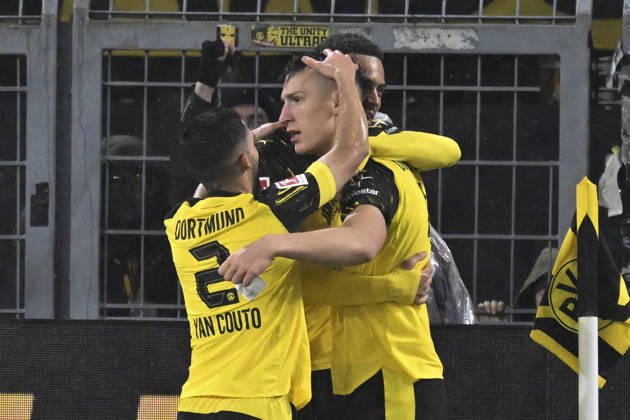 Nico Schlotterbeck (Dortmund 4) jubelt nach dem Tor zum 2:0 mit Felix Nmecha (Dortmund 8) Yan Couto (Dortmund 2) 07.12.2025 Fussball Borussia Dortmund vs TSG Hoffenheim, Signal Iduna Park, Dortmund, DFB DFL REGULATIONS PROHIBIT ANY USE OF PHOTOGRAPHS AS IMAGE SEQUENCES AND OR QUASI-VIDEO