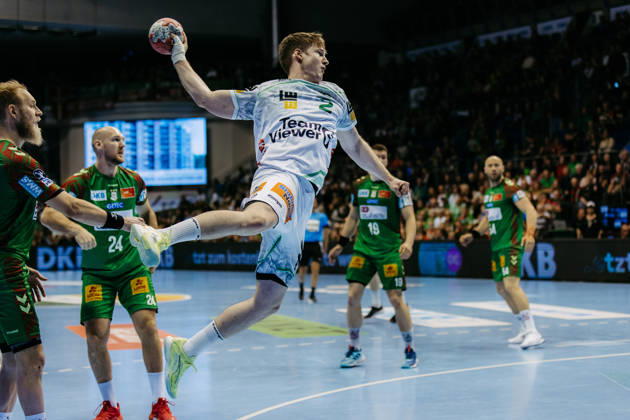 Oskar NEUDECK (FRISCH AUF! Goeppingen, 02) erzielt ein Tor, Aktion, Torwurf SC Magdeburg (SCM) vs. FRISCH AUF! Goeppingen (FAG), Handball, Maenner, Daikin Handball Bundesliga (HBL), 15. Spieltag, Spielzeit 2025 2026, 07.12.2025 SC Magdeburg (SCM) vs. FRISCH AUF! Goeppingen (FAG), Handball, Maenner, Daikin Handball Bundesliga (HBL), 15. Spieltag, Spielzeit 2025 2026, 07.12.2025 Magdeburg Copyright: xEibnerxPressefoto OliverxSchmidtx EP_OST