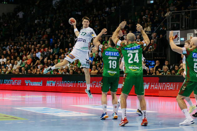 Oskar SUNNEFELDT (FRISCH AUF! Goeppingen, 27) erzielt ein Tor, Aktion, Torwurf SC Magdeburg (SCM) vs. FRISCH AUF! Goeppingen (FAG), Handball, Maenner, Daikin Handball Bundesliga (HBL), 15. Spieltag, Spielzeit 2025 2026, 07.12.2025 SC Magdeburg (SCM) vs. FRISCH AUF! Goeppingen (FAG), Handball, Maenner, Daikin Handball Bundesliga (HBL), 15. Spieltag, Spielzeit 2025 2026, 07.12.2025 Magdeburg Copyright: xEibnerxPressefoto OliverxSchmidtx EP_OST