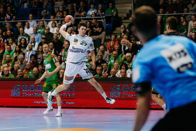 Oskar SUNNEFELDT (FRISCH AUF! Goeppingen, 27) erzielt ein Tor, Aktion, Torwurf SC Magdeburg (SCM) vs. FRISCH AUF! Goeppingen (FAG), Handball, Maenner, Daikin Handball Bundesliga (HBL), 15. Spieltag, Spielzeit 2025 2026, 07.12.2025 SC Magdeburg (SCM) vs. FRISCH AUF! Goeppingen (FAG), Handball, Maenner, Daikin Handball Bundesliga (HBL), 15. Spieltag, Spielzeit 2025 2026, 07.12.2025 Magdeburg Copyright: xEibnerxPressefoto OliverxSchmidtx EP_OST