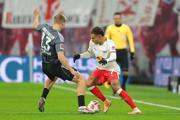 RB Leipzig - Frankfurt Bundesliga Leipzig, 06.12.2025, Red Bull Arena, Fußball, Männer, Saison 2025 2026, 1. Bundesliga, 13. Spieltag, RB Leipzig - Eintracht Frankfurt 6:0 (2:0) , Im Bild v.l.: Rasmus Kristensen (13, Frankfurt) und Antonio Nusa (7, RB Leipzig) ,