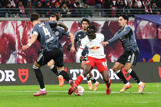 RB Leipzig - Frankfurt Bundesliga Leipzig, 06.12.2025, Red Bull Arena, Fußball, Männer, Saison 2025 2026, 1. Bundesliga, 13. Spieltag, RB Leipzig - Eintracht Frankfurt 6:0 (2:0) , Im Bild v.l.: Robin Koch (4, Frankfurt) , Yan Diomande (49, RB Leipzig) und Fares Chaibi (8, Frankfurt) ,