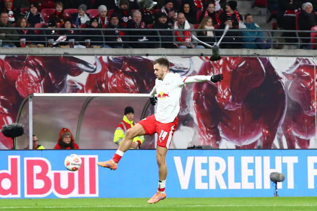 RB Leipzig - Frankfurt Bundesliga Leipzig, 06.12.2025, Red Bull Arena, Fußball, Männer, Saison 2025 2026, 1. Bundesliga, 13. Spieltag, RB Leipzig - Eintracht Frankfurt 6:0 (2:0) , Im Bild: Christoph Baumgartner (14, RB Leipzig) und eine Taube ,