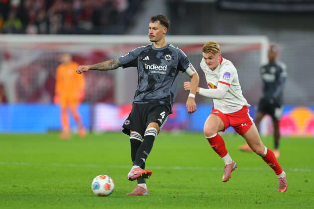 RB Leipzig - Frankfurt Bundesliga Leipzig, 06.12.2025, Red Bull Arena, Fußball, Männer, Saison 2025 2026, 1. Bundesliga, 13. Spieltag, RB Leipzig - Eintracht Frankfurt 6:0 (2:0) , Im Bild: Robin Koch (4, Frankfurt) und Conrad Harder (11, RB Leipzig) ,