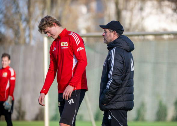 Fußball, Herren, Saison 2025 2026, 1. Bundesliga, 1. FC Union Berlin, Training, v. l. Tom Rothe (1. FC Union Berlin), Trainer Steffen Baumgart (1. FC Union Berlin), 08.12. 2025, Copyright: xMatthiasxKochx