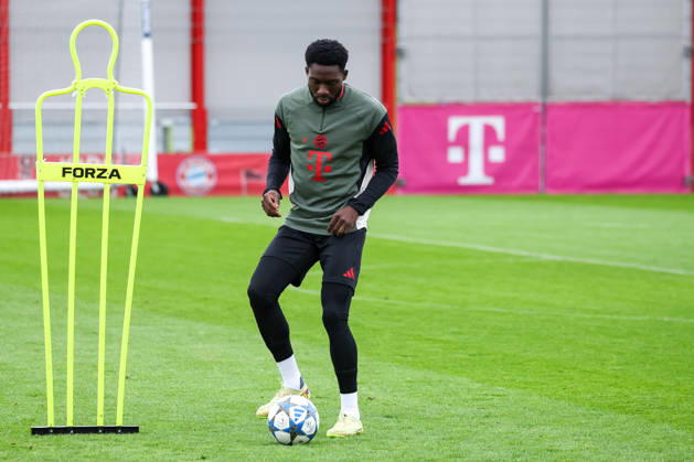 Alphonso Davies (FC Bayern Muenchen, 19) mit Ball, GER, Abschlusstraining, FC Bayern Muenchen, Fussball, UEFA Champions League, Liga-Phase, 6. Spieltag, Saison 2025 2026, 08.12.2025, GER, Abschlusstraining, FC Bayern Muenchen, Fussball, UEFA Champions League, Liga-Phase, 6. Spieltag, Saison 2025 2026, 08.12.2025 Muenchen Copyright: xEibner-Pressefoto JennixMaulx EP_JML