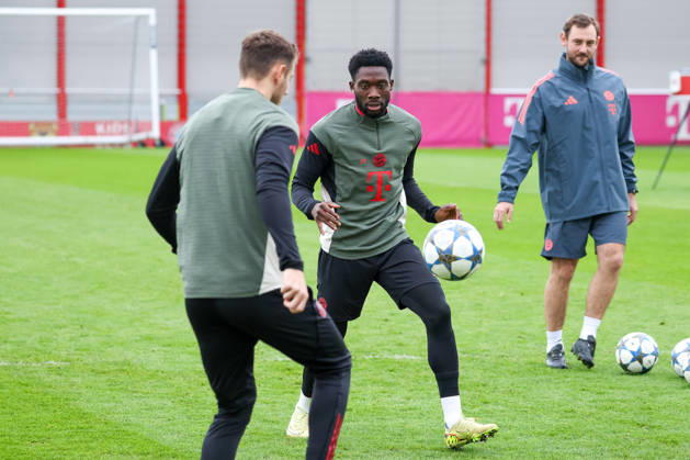 Alphonso Davies (FC Bayern Muenchen, 19) mit Ball mit Josip Stanisic (FC Bayern Muenchen, 44), GER, Abschlusstraining, FC Bayern Muenchen, Fussball, UEFA Champions League, Liga-Phase, 6. Spieltag, Saison 2025 2026, 08.12.2025, GER, Abschlusstraining, FC Bayern Muenchen, Fussball, UEFA Champions League, Liga-Phase, 6. Spieltag, Saison 2025 2026, 08.12.2025 Muenchen Copyright: xEibner-Pressefoto JennixMaulx EP_JML