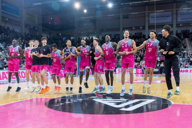 Die Mannschaft der Telekom Baskets Bonn feiert mit den Fans den Sieg gegen die Frankfurt Skyliners Telekom Baskets Bonn vs. Frankfurt Skyliners, Basketball, easy Credit BBL, 11. Spieltag, 2025 2026, 10.12.2025 Telekom Baskets Bonn vs. Frankfurt Skyliners, Basketball, easy Credit BBL, 11. Spieltag, 2025 2026, 10.12.2025 Bonn Copyright: xEibner-Pressefoto GerhardxWingenx EP_GWR