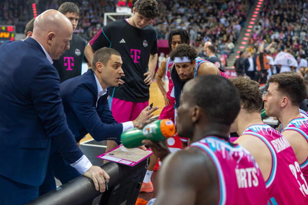 Marko Stankovic (Telekom Baskets Bonn, Headcoach) nimmt eine Auszeit Telekom Baskets Bonn vs. Frankfurt Skyliners, Basketball, easy Credit BBL, 11. Spieltag, 2025 2026, 10.12.2025 Telekom Baskets Bonn vs. Frankfurt Skyliners, Basketball, easy Credit BBL, 11. Spieltag, 2025 2026, 10.12.2025 Bonn Copyright: xEibner-Pressefoto GerhardxWingenderx EP_GWR