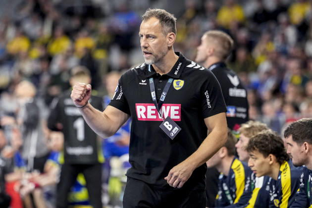 Maik Machulla (Trainer, Cheftrainer, RNL), gibt Anweisungen, gestikuliert, mit den Armen gestikulieren, Einzelbild, Einzelfoto, Aktion, Action, 11.12.2025, Mannheim (Deutschland), Handball, Bundesliga, Rhein-Neckar Löwen - VfL Gummersbach