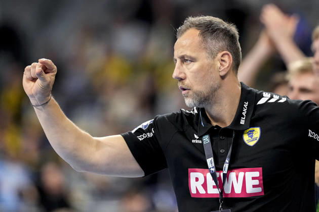 Maik Machulla (Trainer, Cheftrainer, RNL), gibt Anweisungen, gestikuliert, mit den Armen gestikulieren, Einzelbild, Einzelfoto, Aktion, Action, 11.12.2025, Mannheim (Deutschland), Handball, Bundesliga, Rhein-Neckar Löwen - VfL Gummersbach